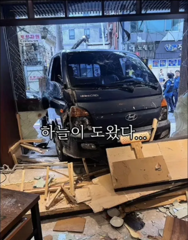 1분 차이로 목숨을 구한 대패삼겹살집 직원 (3/5)