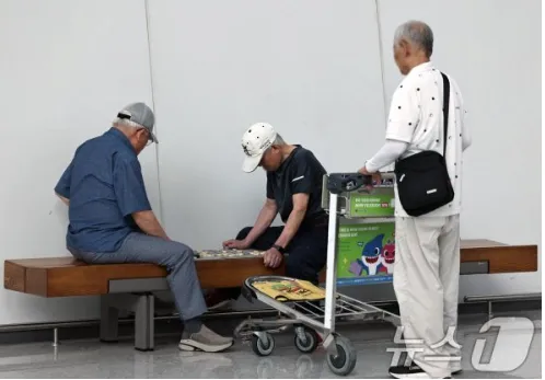노인과 노숙자들의 쉼터가 됐다는 인천공항 근황 (5/8)