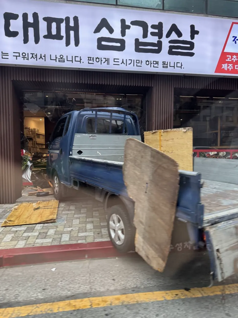 1분 차이로 목숨을 구한 대패삼겹살집 직원 (5/5)