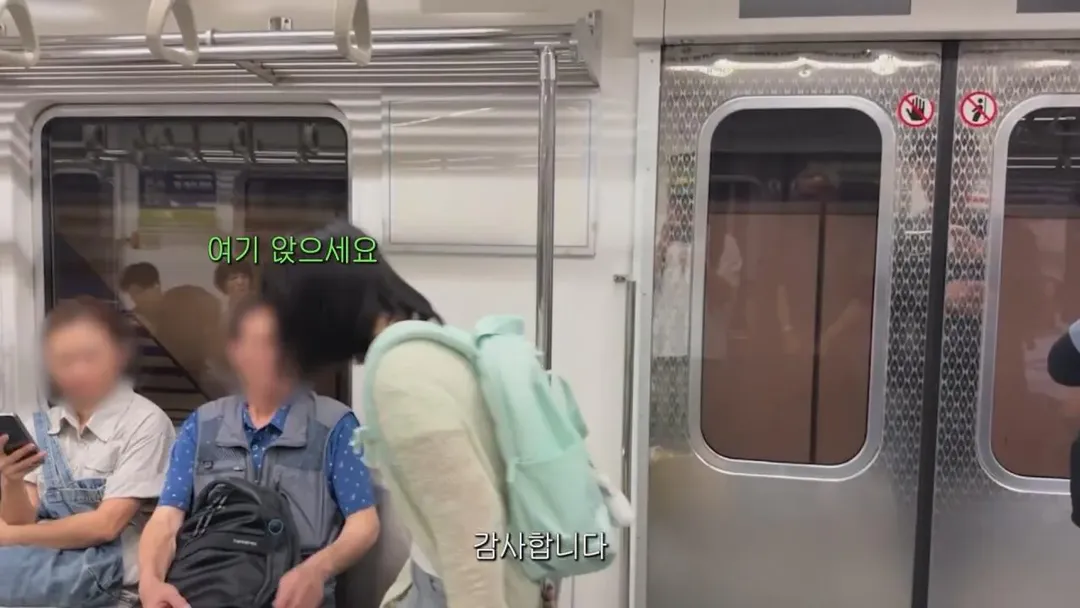 동생들에게 떡볶이 사주려 직접 사러간 시각장애인 (13/20)