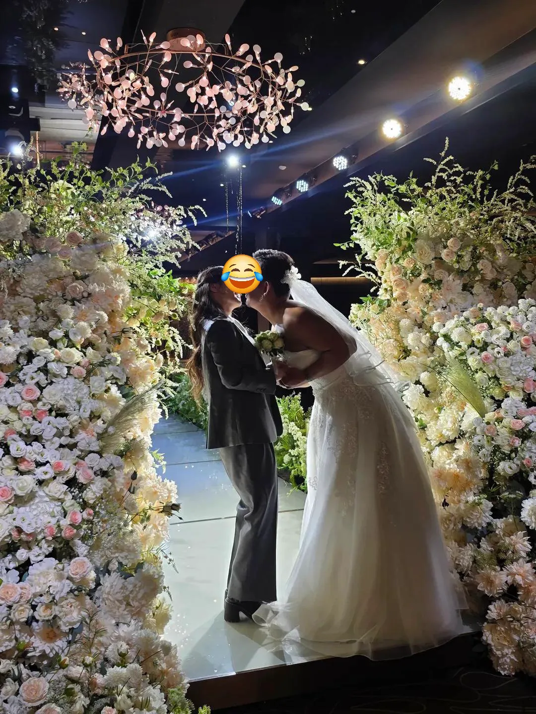 드레스 로망 없는 친구의 충격적인 결혼식.jpg (3/10)
