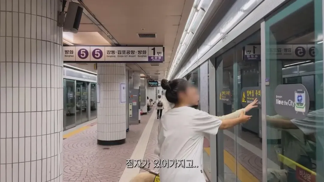 동생들에게 떡볶이 사주려 직접 사러간 시각장애인 (7/20)