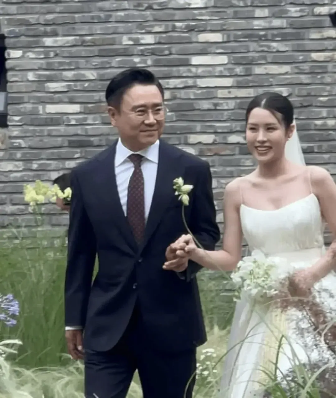 딸 결혼식을 보는 이광기 (2/4)
