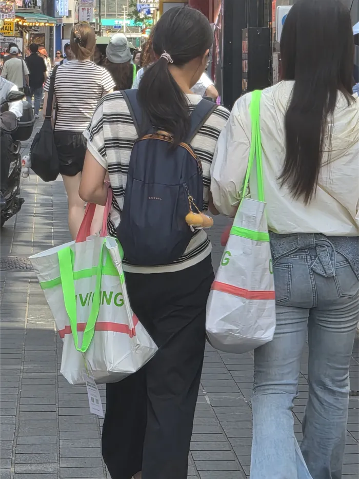"한국 오면 꼭 사가요"…1년 반 만에 178만개 팔린 '3000원 기념품' (3/9)
