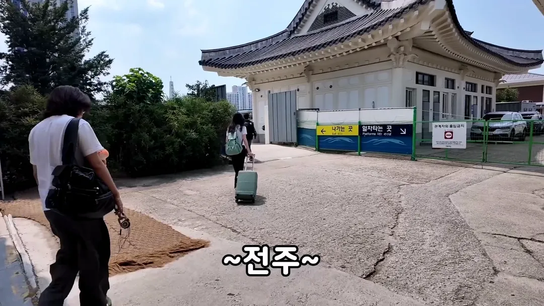 7억짜리 언박싱하는 20대 여성 (5/18)