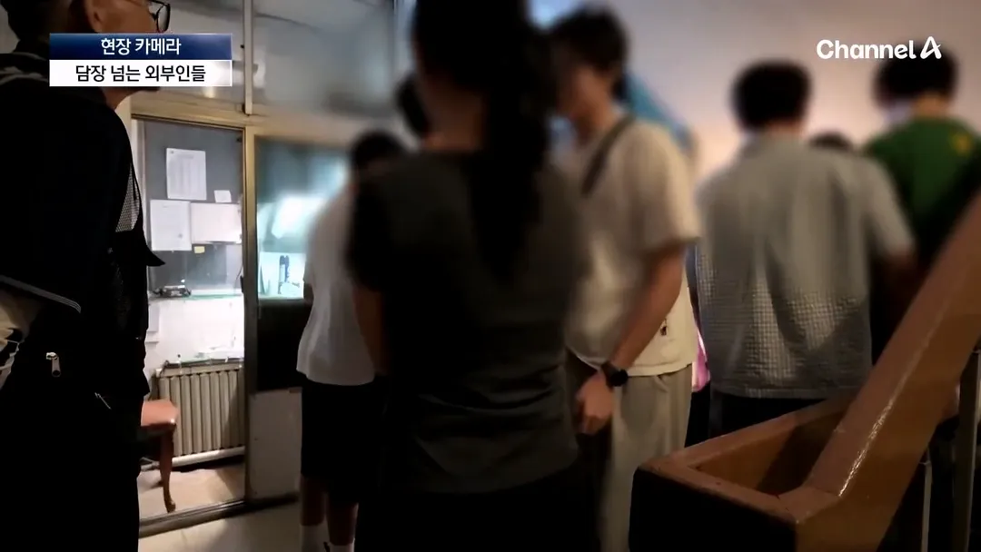 불꽃 명당이라고 소문나서 입구까지 막아버렸다는 서울의 한 아파트.jpg (9/20)