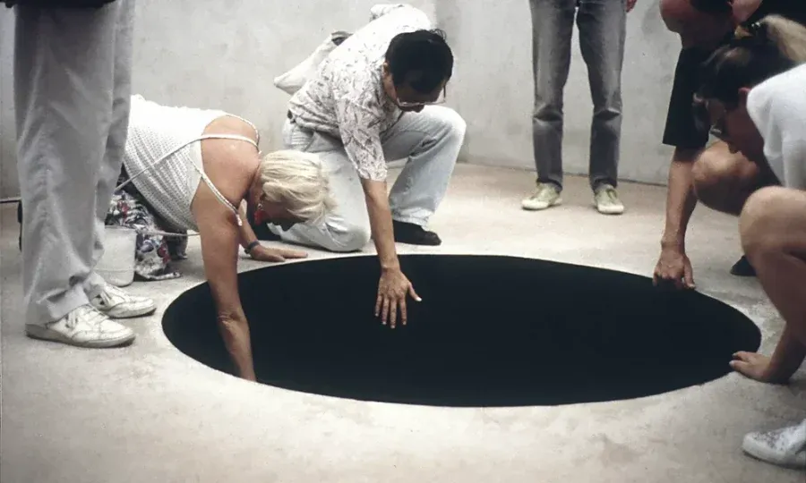 그림인 줄 알고 밟은 관광객, 그대로 2.4m 추락 (3/4)