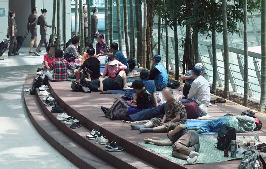 노인과 노숙자들의 쉼터가 됐다는 인천공항 근황 (8/8)