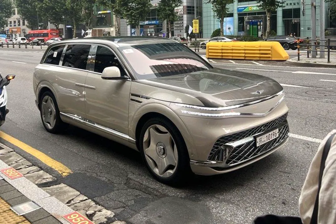 길에서 포착된 GV90 네오룬 ㄷㄷ (2/2)