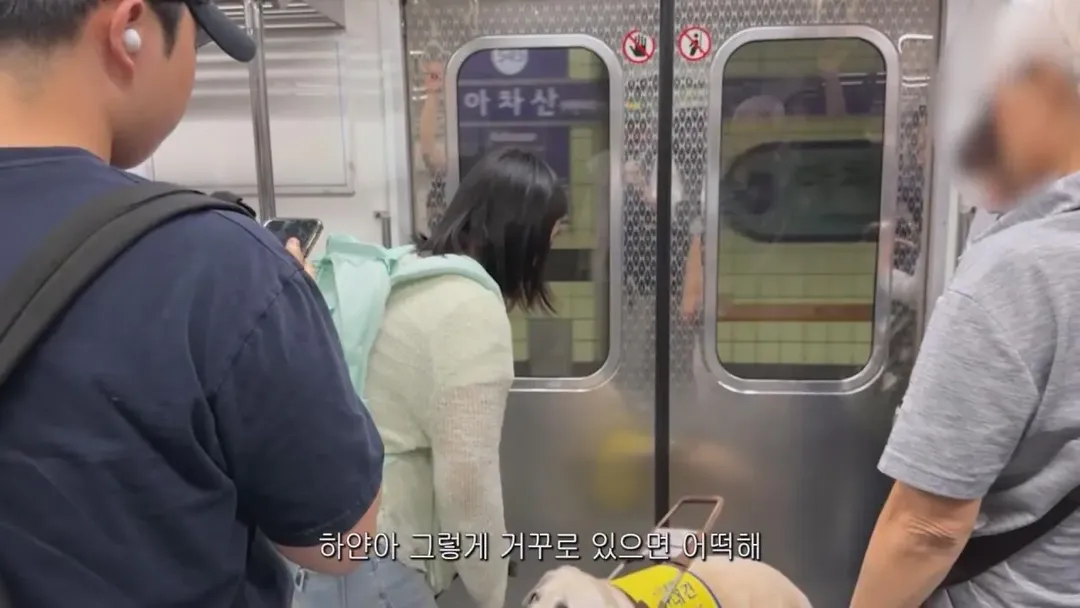 동생들에게 떡볶이 사주려 직접 사러간 시각장애인 (16/20)