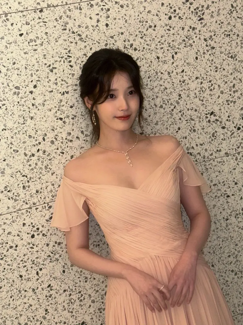 어제 청룡어워즈 아이유 (11/12)