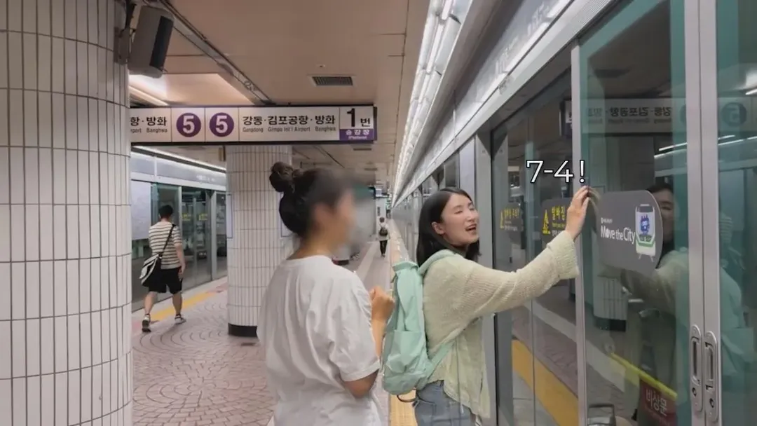 동생들에게 떡볶이 사주려 직접 사러간 시각장애인 (8/20)