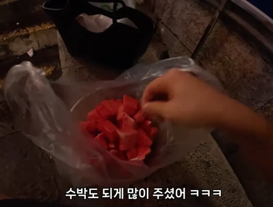 한국인 보자마자 수박 주는 중국인들.jpg (7/14)