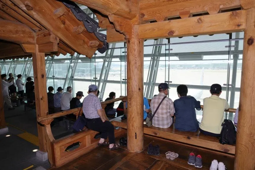 노인과 노숙자들의 쉼터가 됐다는 인천공항 근황 (6/8)