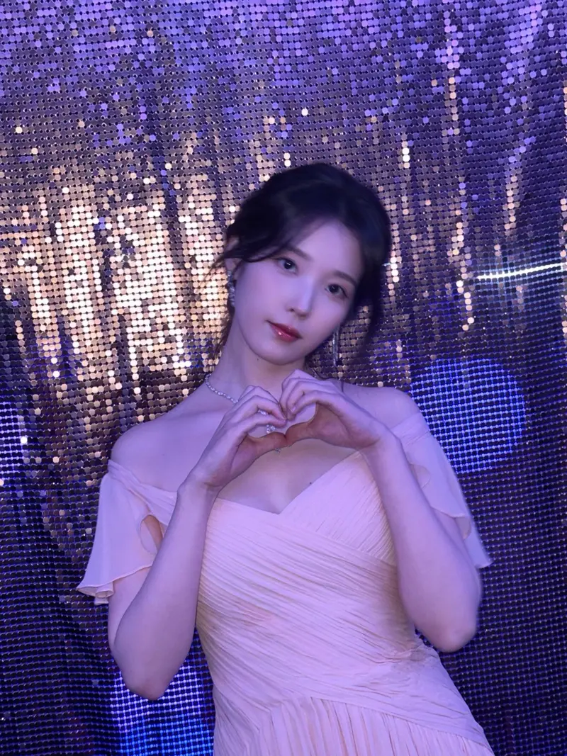 어제 청룡어워즈 아이유 (12/12)