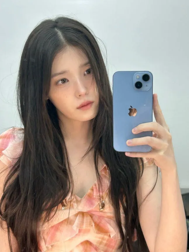 아이유, 근황 게시물에 '전 연인' 장기하 노래 넣었다…“쿨하다” 화제 (2/2)