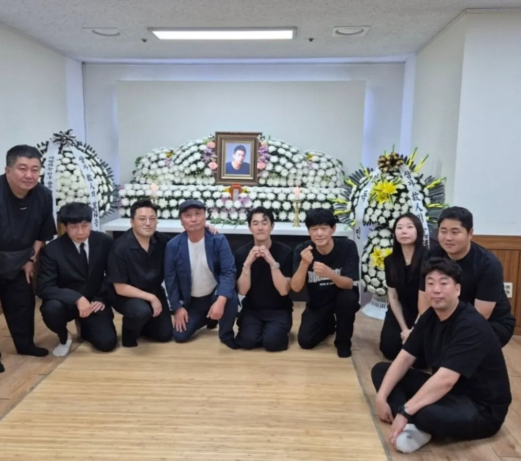 故 이용주 배우를 웃으며 떠나보내는 동료 배우들 (3/3)