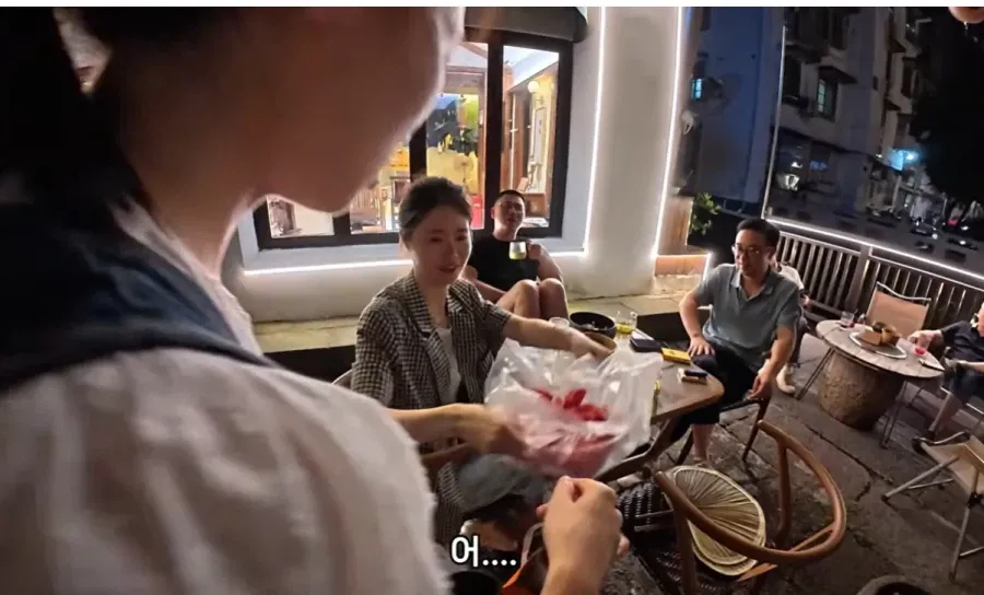 한국인 보자마자 수박 주는 중국인들.jpg (6/14)