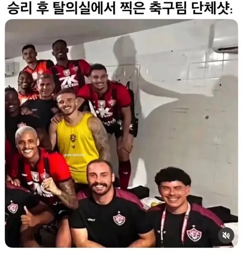 탈의실에서 찍은 단체사진.jpg (2/2)