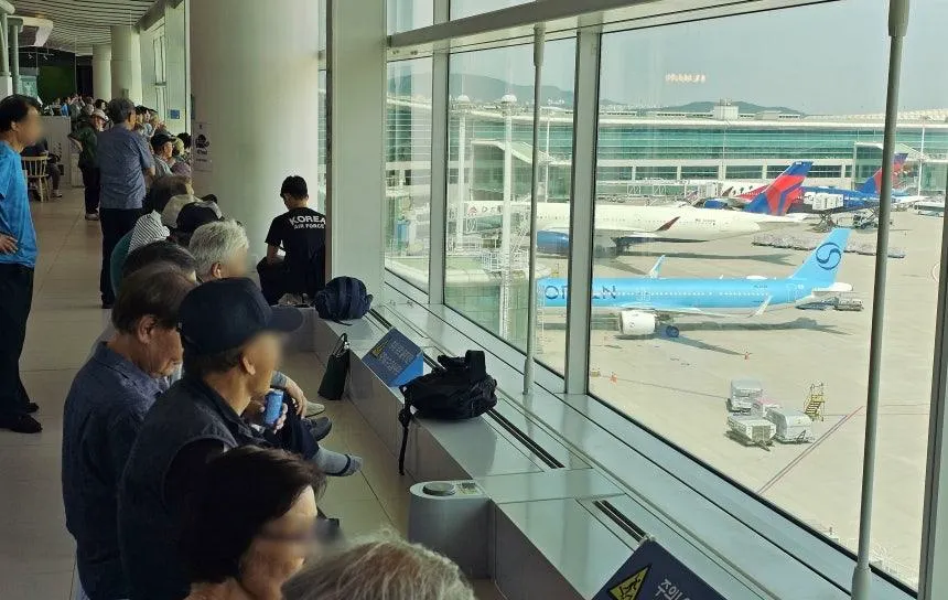 노인과 노숙자들의 쉼터가 됐다는 인천공항 근황 (7/8)