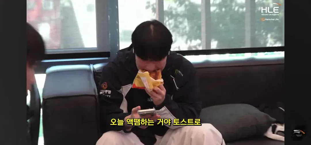 이스포츠 선수에게 다타서 숯덩이된 토스트 보낸 가게..jpg (2/2)