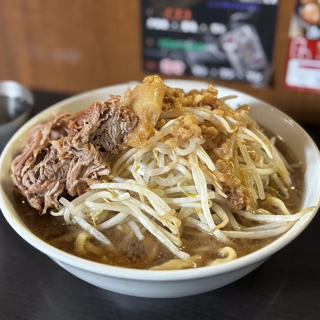 이중에서 AI가 아닌 진짜 라면 사진을 찾아보세요 (1장만 진짜) (3/5)