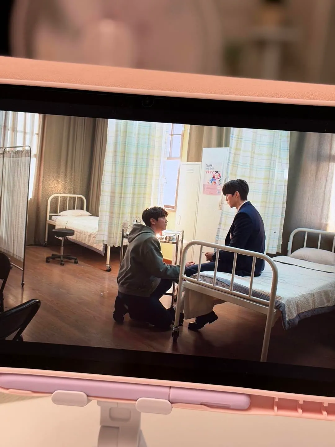 연출이 너무 노린거 같은 드라마 포핸즈.gif (3/5)